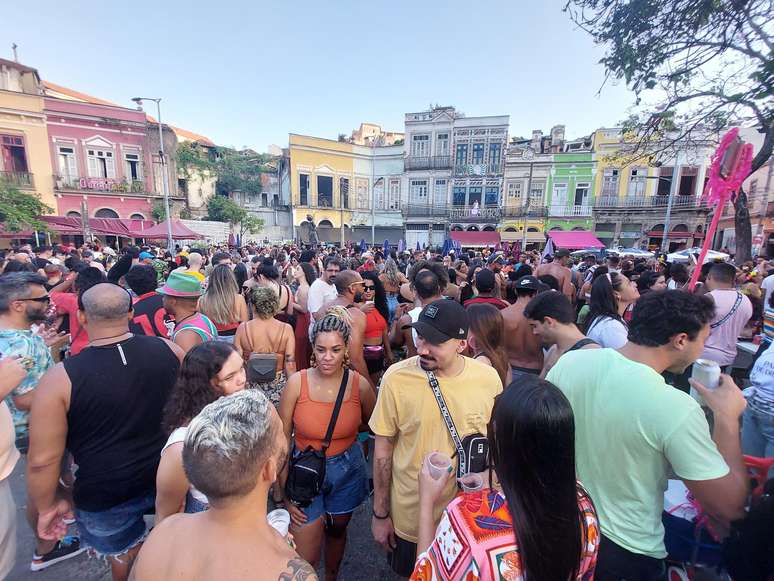 Mesmo não autorizado oficialmente em função da proliferação da covid-19 e suas variantes, blocos clandestinos diversos ocupam as ruas da região do Largo São Francisco da Prainha e na Pedra do Sol, na zona Portuária do Rio de Janeiro, neste domingo, 27 de fevereiro de 2022