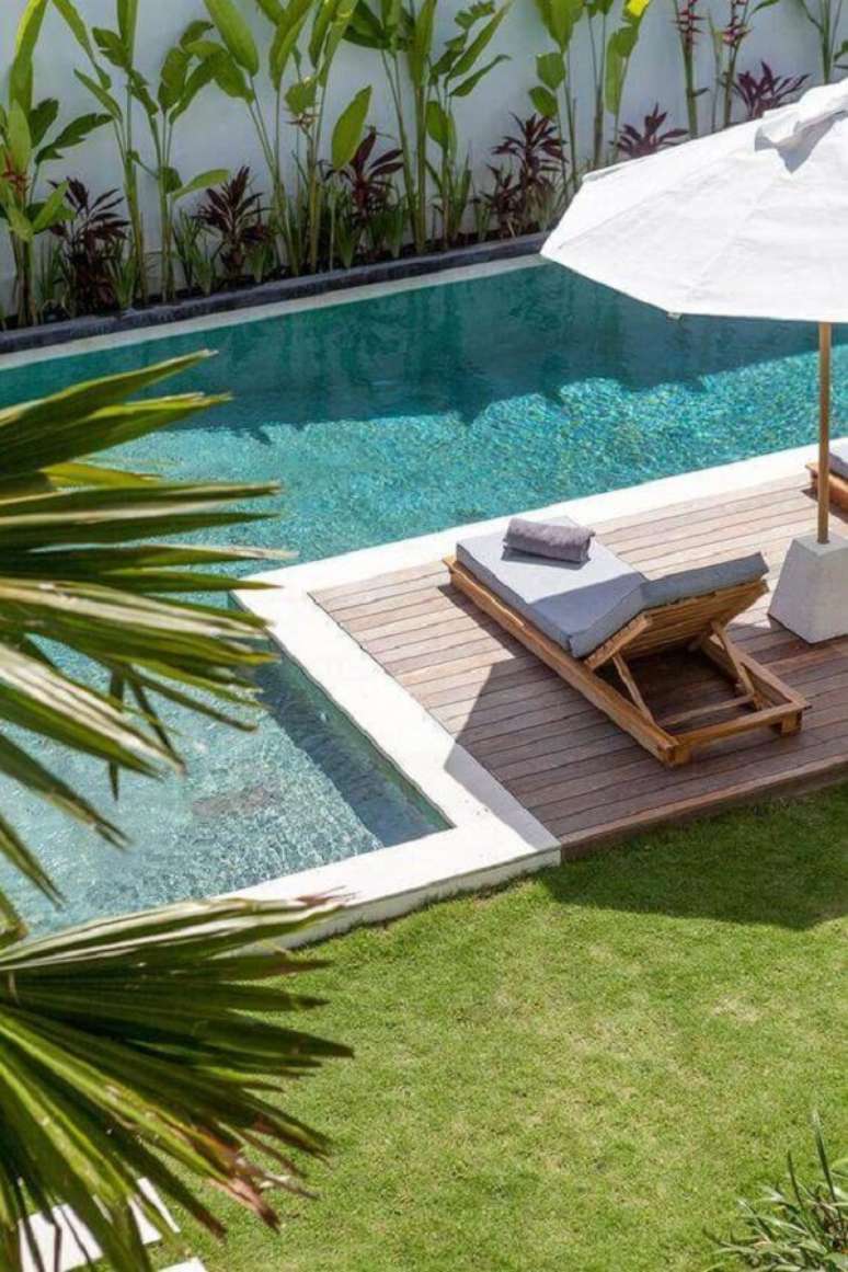 61. Guarda sol para piscina grande e moderna com piso para deck de piscina que imita madeira &ndash; Foto Bali Interiores