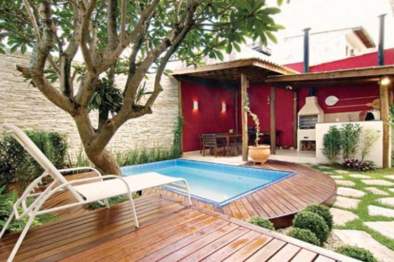 44. Quintal com piscina de fibra pequena e churrasqueira na &aacute;rea gourmet &ndash; Foto Arquitetando Net