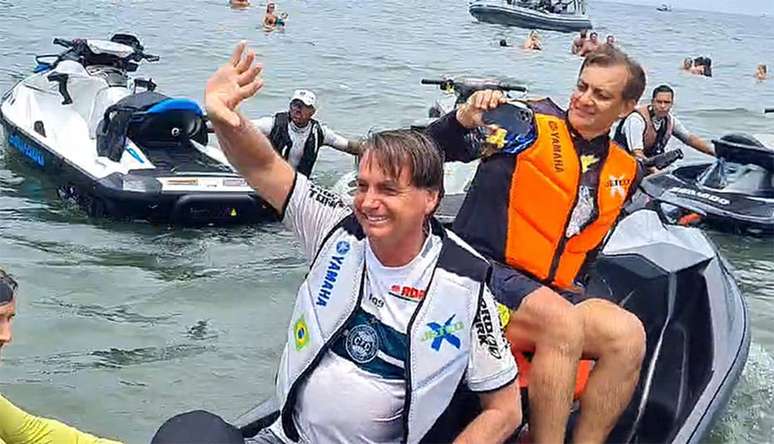 O presidente Jair Bolsonaro passeou de moto aquática em Santos e foi com o veículo até a Fortaleza de Itapiu, em Praia Grande. 