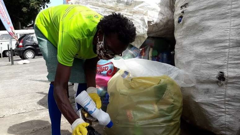 Mulher negra segura materiais recicláveis