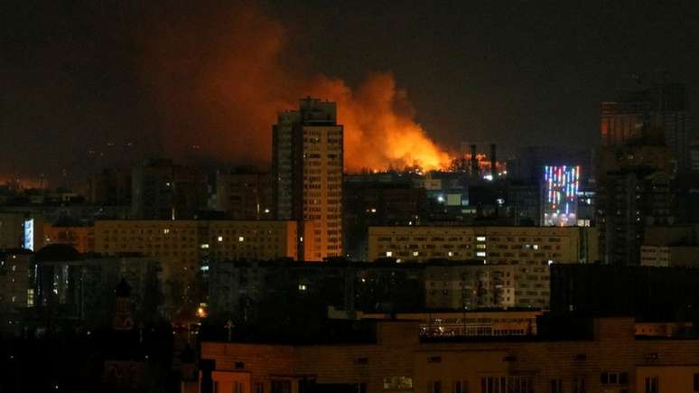 Fumaça e chamas são observadas no horizonte após bombardeio perto de Kiev, capital da Ucrânia