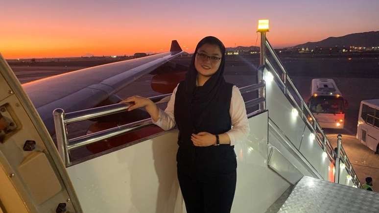 A afegã Fazila Haidari quando trabalhava como comissária de bordo