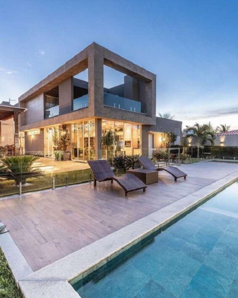 27. Piso para deck de piscina imitando madeira com espregui&ccedil;adeira -Foto Railings Design