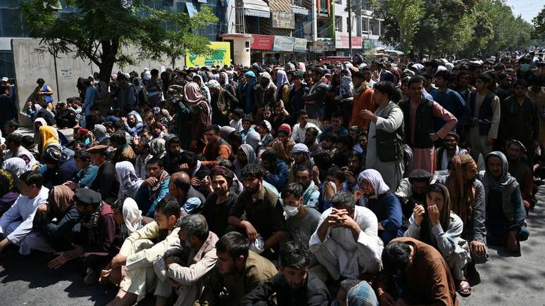 O caos visto quando o Talebã tomou Cabul em 2021 incluiu filas nas portas de bancos