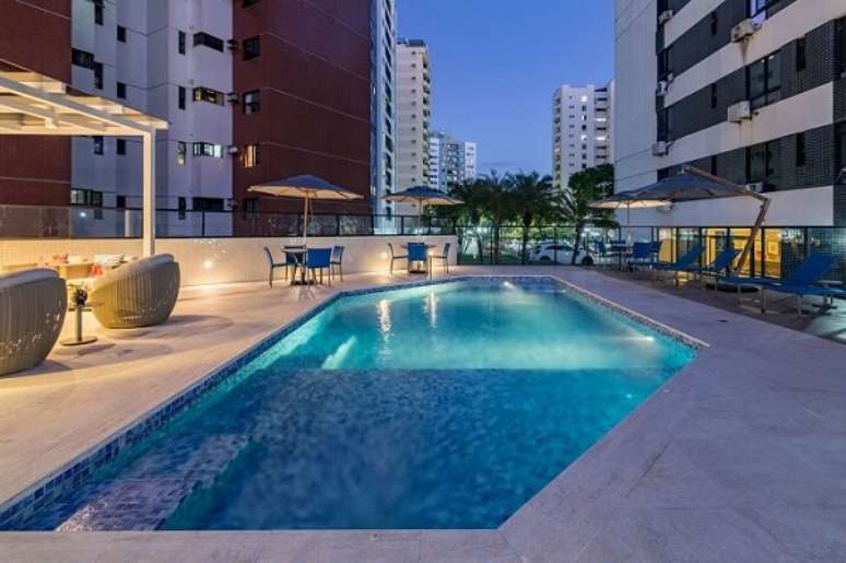 40. Pr&eacute;dio residencial com piso para deck de piscina prainha &ndash; Foto Grazi Costantino