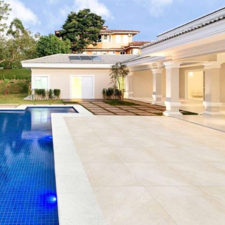 56. Decora&ccedil;&atilde;o com piso para deck de piscina &ndash; Foto Embramaco