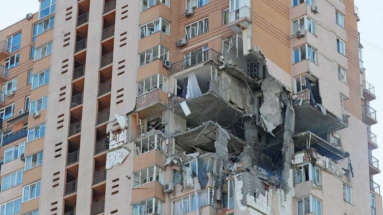 Este prédio de apartamentos em Kiev teria sido atingido por um míssil no sábado