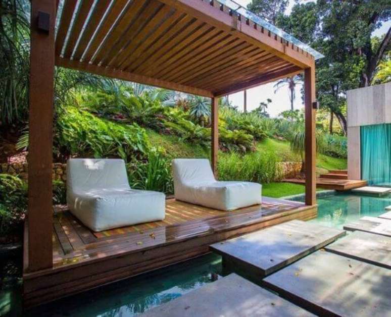 24. Piso para deck de piscina e pergolado de madeira &ndash; Foto Sidney Quintela Architexture