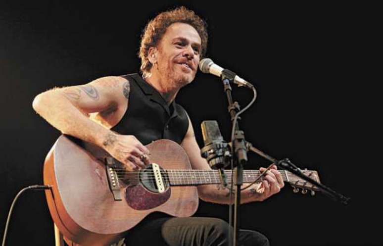 Nando Reis se apresentando ao vivo no formato voz e violão (Foto/Reprodução/Internet)