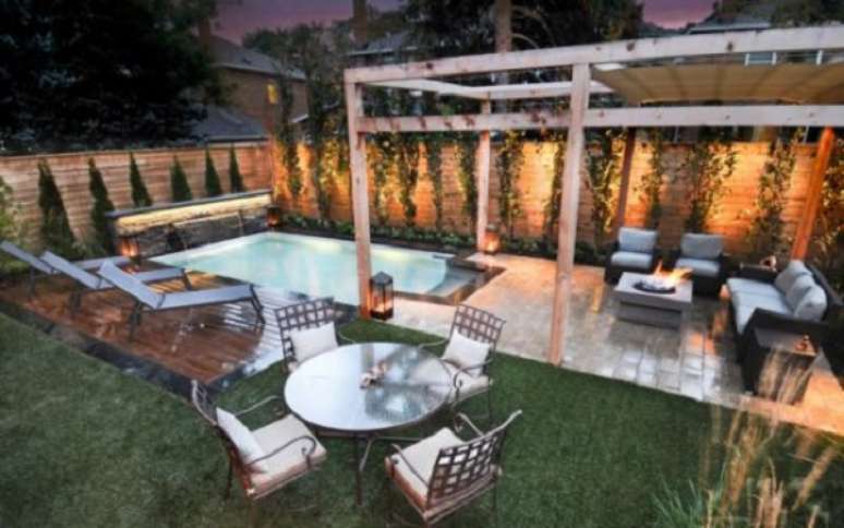 47. Quintal com piscina jardim e pergolado de madeira para moveis &ndash; Foto Bruna Saito
