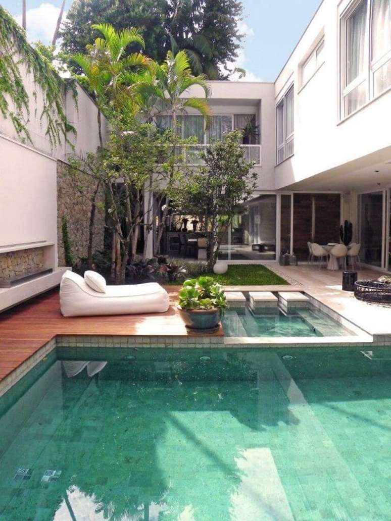 32. Piso para deck de piscina quadrada de madeira e decora&ccedil;&atilde;o com plantas e arvores lindas &ndash; Foto Cat&ecirc; Poli Paisagismo