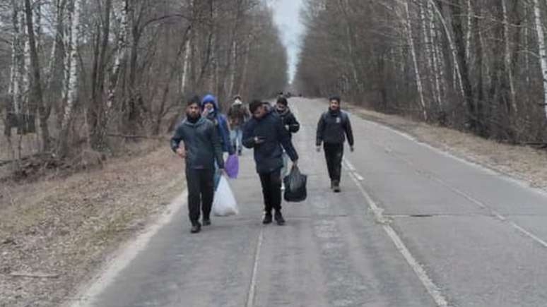 Seddiqi diz que ele e outros refugiados ficaram abandonados na estrada