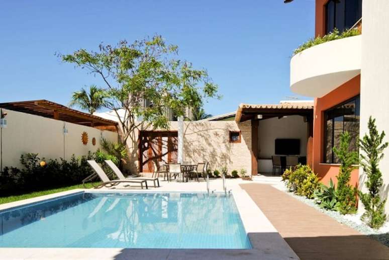 34. Piso para deck de piscina quadrada para quintal da casa moderna &ndash; Foto Argollo e Martins Arquitetos e Associados