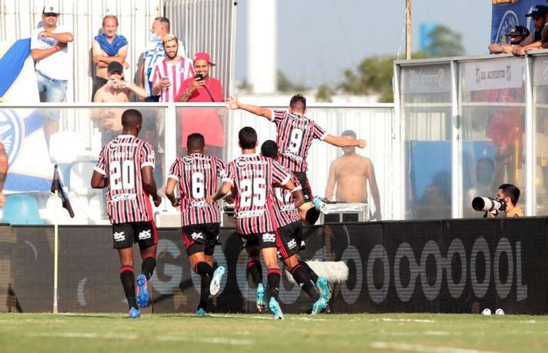 Calleri marcou belo gol de bicicleta no fim da partida (Foto: Rubens Chiri/Saopaulofc.net)