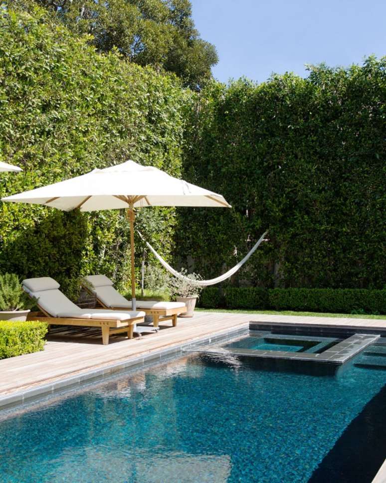 38. Piso para deck de piscina retangular e guarda sol &ndash; Foto Lonny Magazine
