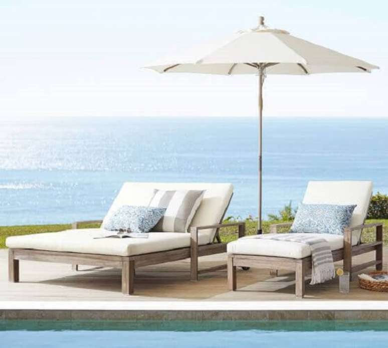 21. Piso para deck de piscina com moveis confort&aacute;veis na decora&ccedil;&atilde;o &ndash; Foto PotteryBarn