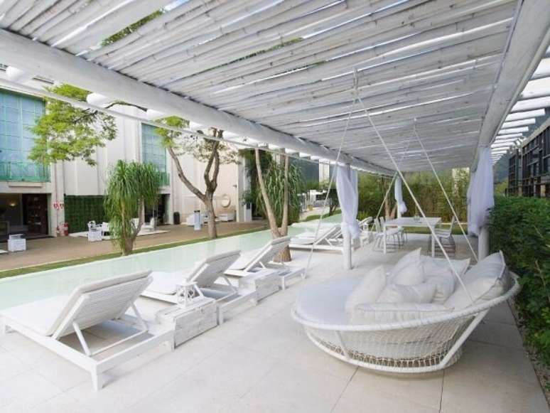 22. Piso para deck de piscina com pergolado de bambu e chaise confort&aacute;vel para relaxar &ndash; Foto Decor Facil