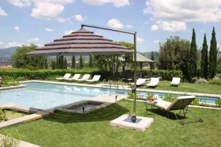 62. Guarda sol para piscina grande fixo no piso para deck de piscina &ndash; Foto Archi Expo