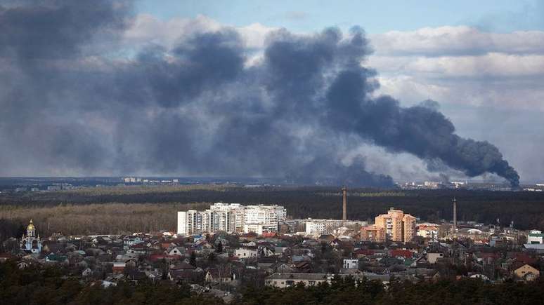 Fumaça é vista nos arredores de Kiev após bombardeio à cidade no domingo (27/2)