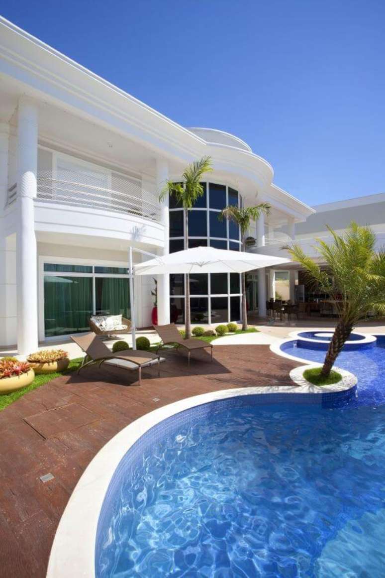 65. Mans&atilde;o com guarda sol e piso para deck de piscina grande &ndash; Foto Aquiles nicolas Kilaris