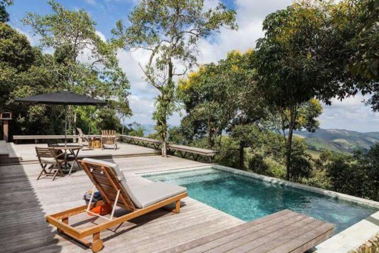 42. Quintal com piscina de borda infinita e deck de madeira &ndash; Foto Rap Arquitetura e Interiores