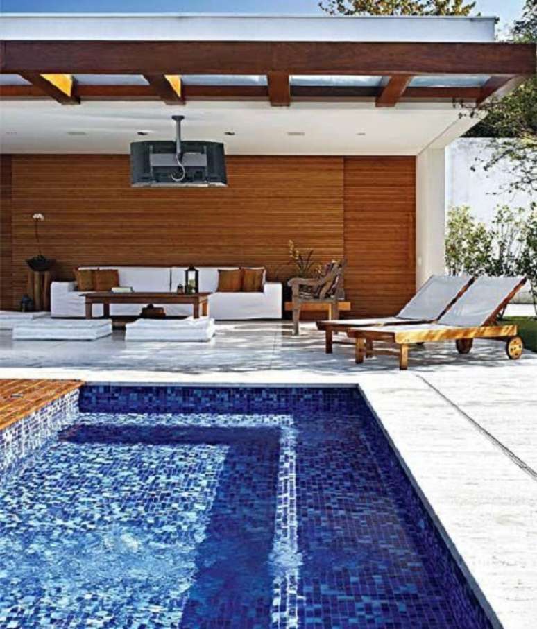 68. Pastilhas de vidro para piscina quadrada e piso para deck em cores claras &ndash; Foto Casa Abril