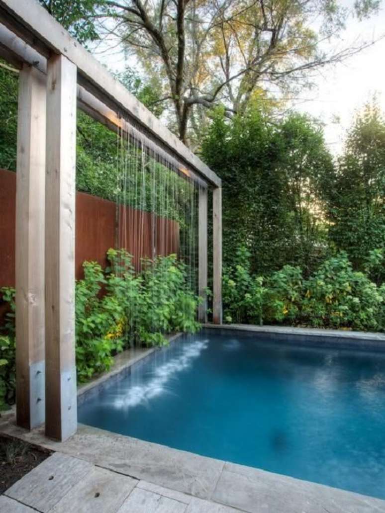 31. Piso para deck de piscina quadrada com cascata &ndash; Foto Decor Facil