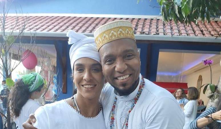 Linn da Quebrada trajada com vestes características de sua religião