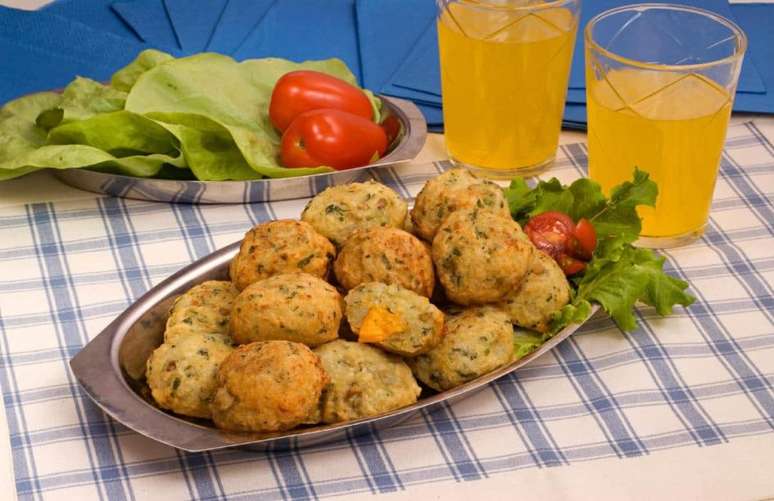 Bolinho de arroz recheado com cheddar &ndash; Foto: Guia da Cozinha