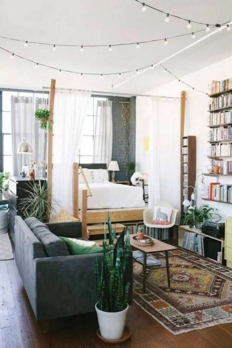 29. O cordão de luz decora o apartamento studio e traz um toque descontraído. Fonte: Home Design Inspiration