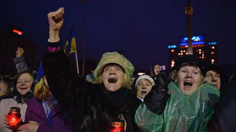 Reação na Praça da Independência, em Kiev, após anúncio de que os parlamentares ucranianos votaram para derrubar o então presidente Viktor Yanukovych em 22 de fevereiro de 2014