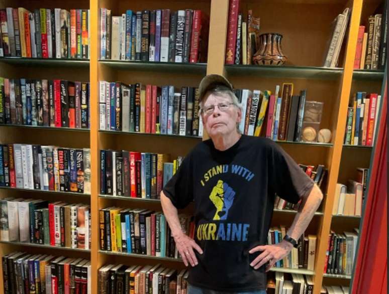 Imagem do escritor Stephen King com camiseta com os dizeres 'Eu Estou com a Ucrânia'. 