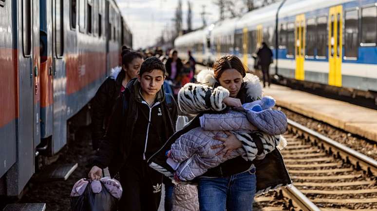 Os refugiados ucranianos têm fugido para países vizinhos, como a Romênia