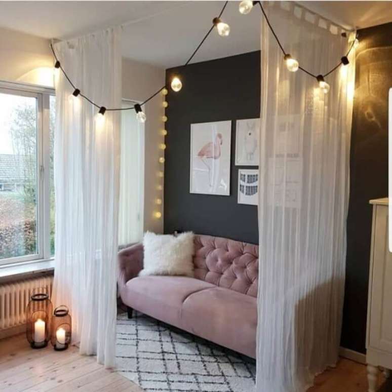 46. As cortinas e os cordões de luz ajudam na decoração apartamento studio e servem como divisória de ambientes. Fonte: Carina