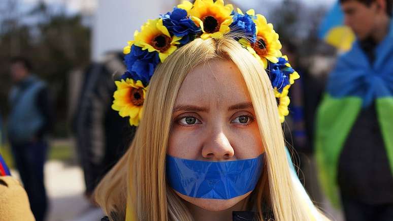 Muitos na Crimeia taparam sua boca em 13 de março de 2014 em protesto contra as forças russas, alegando que a península faz parte da Ucrânia