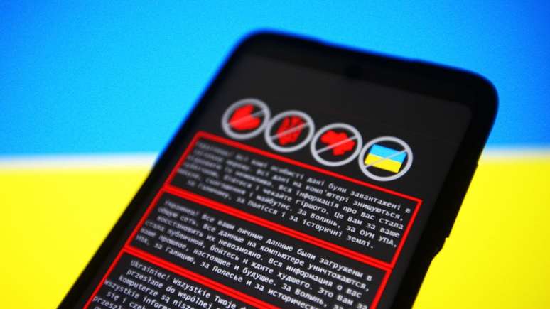 Ataque cibernético envolveu o envio em massa de mensagens SMS aos celulares da população ucraniana dizendo que todos os caixas eletrônicos no país estavam inoperantes para saque - uma informação falsa