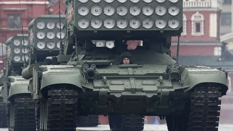 Um lançador de foguetes múltiplos TOS-1A Solntsepyok é exibido na Praça Vermelha de Moscou durante um desfile militar do Dia da Vitória em 2021