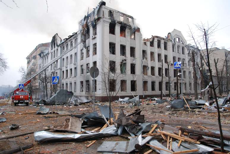 Após ataques russos, um departamento regional de polícia em Kharkiv pegou fogo e parte da estrutura desabou nesta quarta-feira, 2