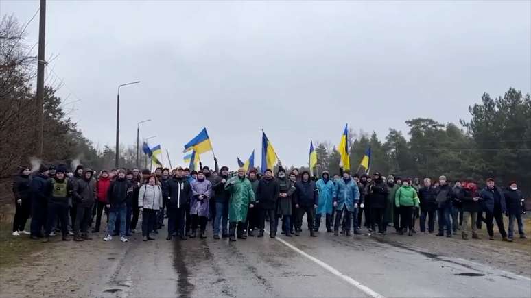 Moradores de Energodar, ao sul da Ucrânia, tenta impedir entrada de tropa russa