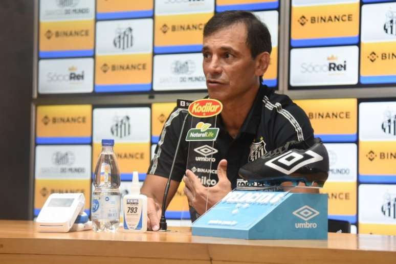 Técnico Fabián Bustos concedeu entrevista coletiva nesta quarta (Foto: Ivan Storti/SantosFC)