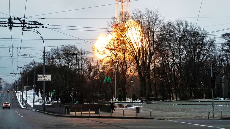 Explosão em uma torre de TV em Kiev, no dia 1 de março de 2022