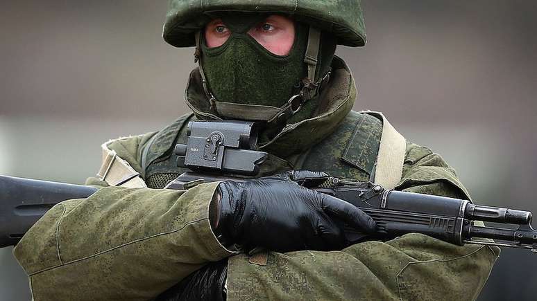 Durante a invasão da Crimeia, centenas de soldados fortemente armados, sem nenhuma insígnia de identificação, posicionaram-se do lado de fora de uma base militar na região
