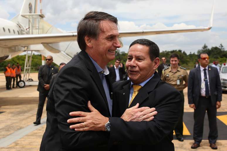 Presidente da República, Jair Bolsonaro cumprimenta o Vice-Presidente da República, Hamilton Mourão