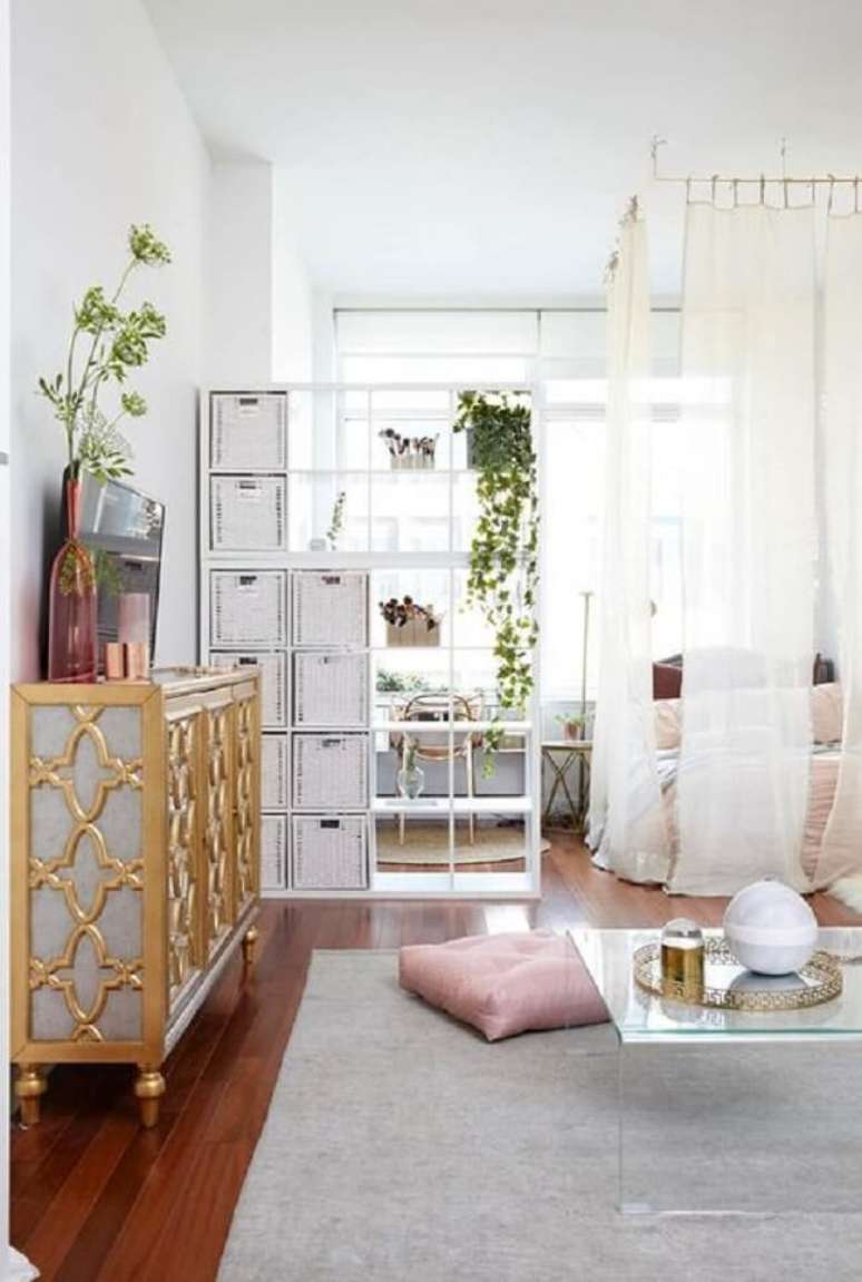 39. Estante vazada e cortinas funcionam como divisórias de ambientes. Fonte: Decorist