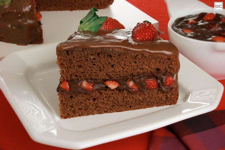 Bolo de chocolate com morango &ndash; Foto: Guia da Cozinha