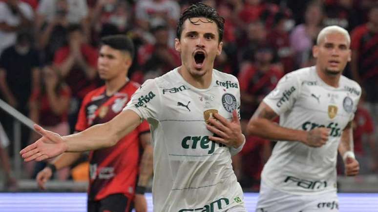 Raphael Veiga tem deixado sua marca nas decisões disputadas pelo Palmeiras (Foto: Nelson Almeida / AFP)