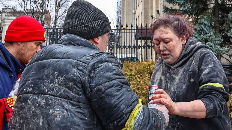 Mulher ferida em Kharkiv recebe ajuda (1/3): há relatos de diversos civis feridos