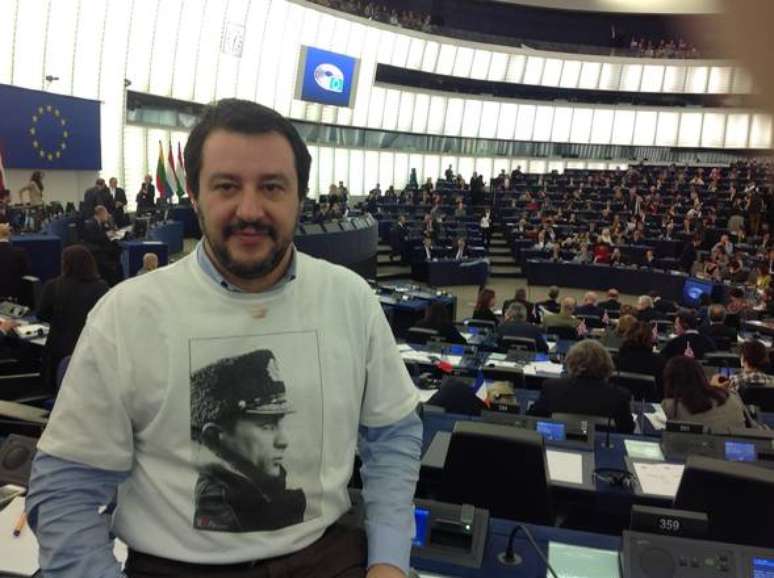 Salvini com camiseta de Putin no Parlamento Europeu