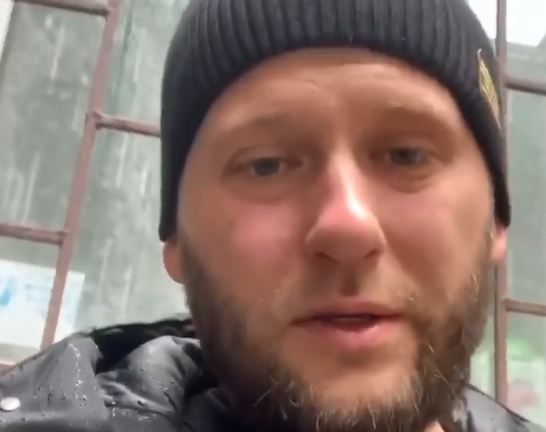 Um voluntário registrou o momento em que um míssil russo atinge o prédio em que estava, em Kharkiv, enquanto gravava uma mensagem pedindo ajuda ao país.